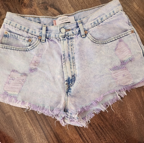 Levi's Distressed Short Shorts Lavender Wash Colorwash Relaxed Fit Shorts Sz 34 - Picture 2 of 6